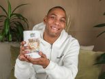 Persona con un bote de superalimentos germinados en la mano, presentandolo.