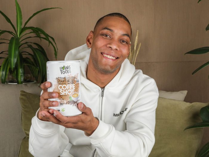 Persona con un bote de superalimentos germinados en la mano, presentandolo.