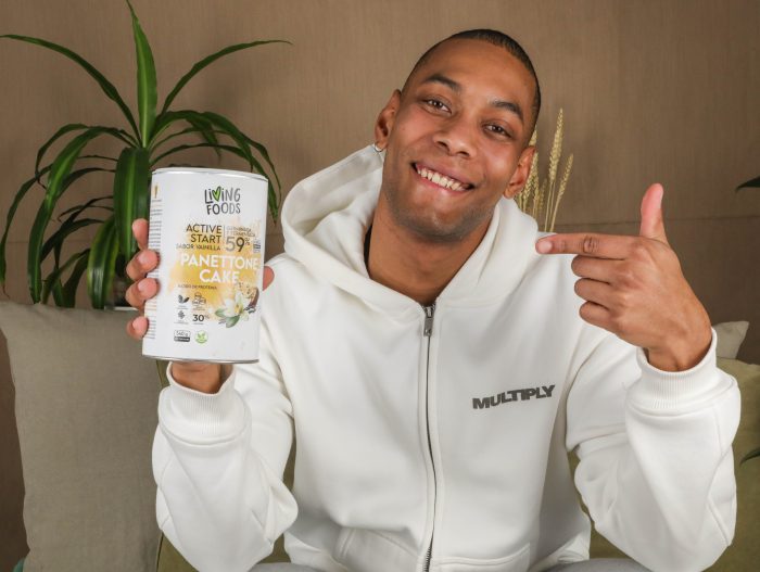 Persona con un bote de superalimentos germinados en la mano, presentandolo.