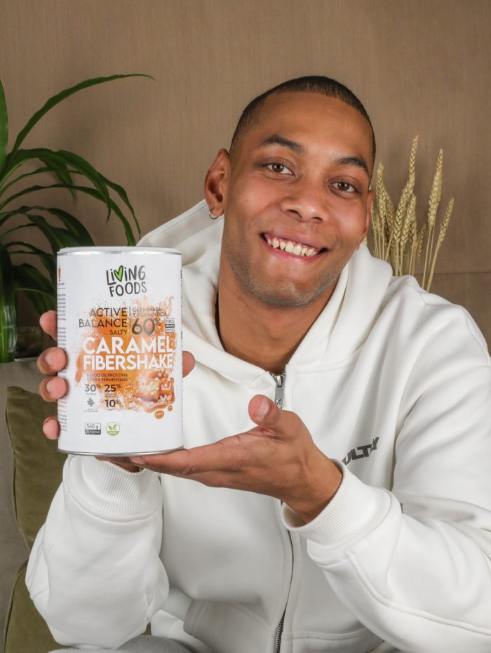Persona con un bote de superalimentos germinados en la mano, presentandolo.